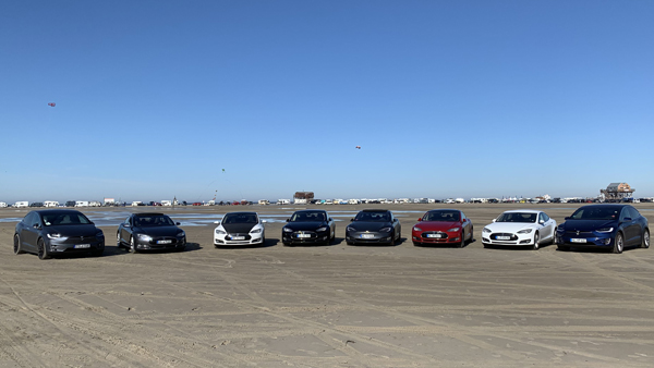 8 Tesla sternförmig auf einem großen Parkplatz