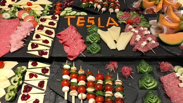 Platte mit angerichtetenm Fingerfood