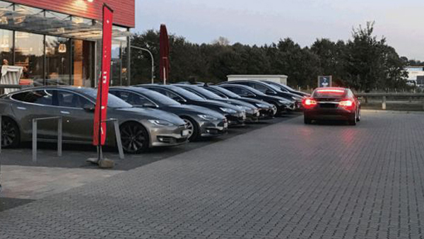 Außenbereich eines Autohauses mit verschiedenen Tesla-Modellen